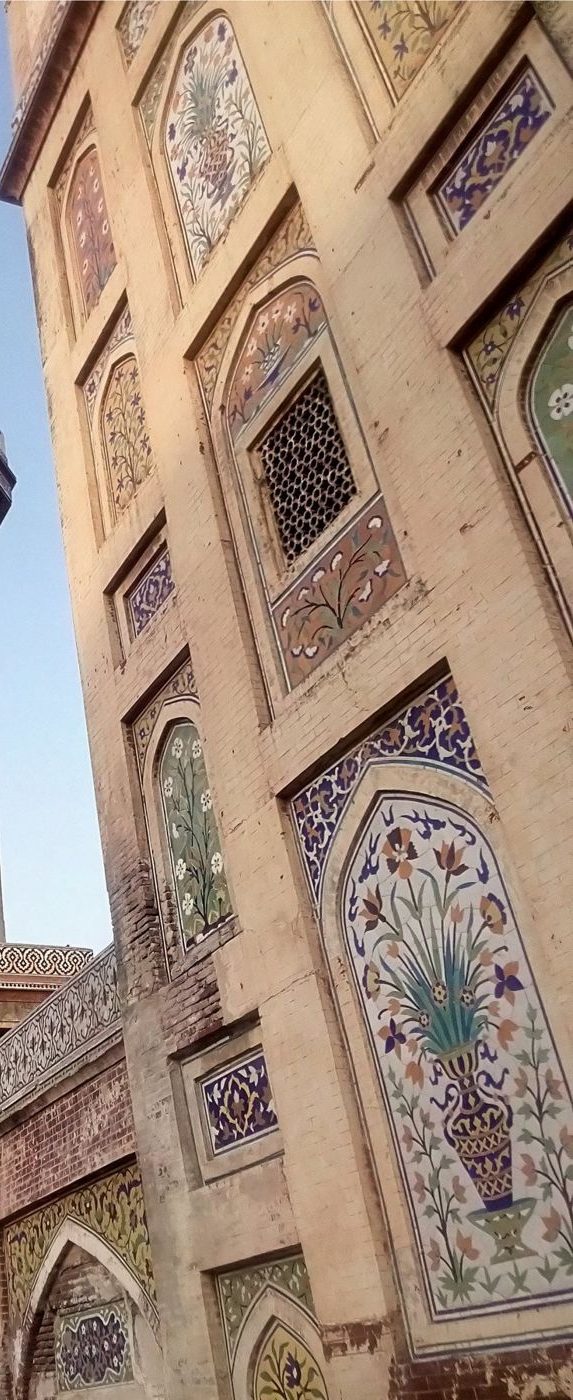 Wazir Khan Mosque: minaret and tile work