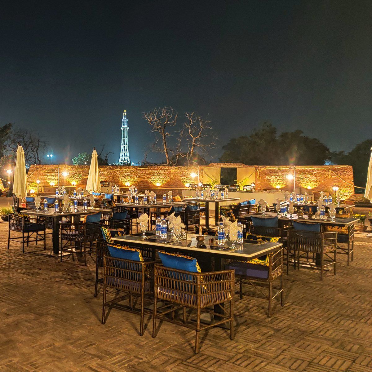 Evening dining with Minar-e-Pakistan beyond