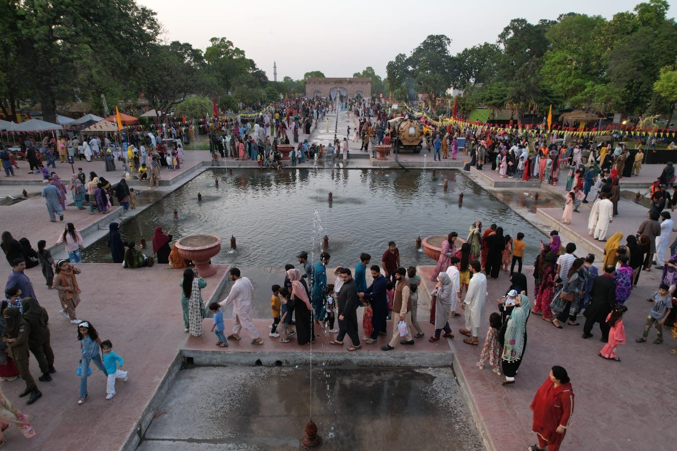 Festival crowds, Shalimar Gardens